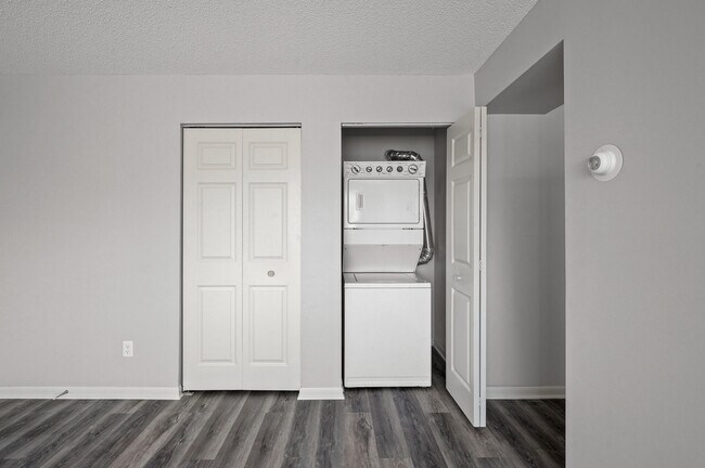 Building Photo - Rosco Apts-2720