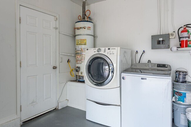 Building Photo - Your Newly Renovated Huntington Beach Oasi...