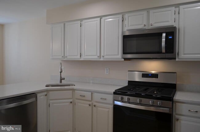 Building Photo - 13 Stanwyck Ct