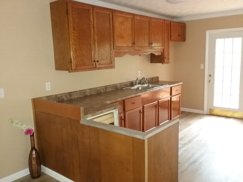 Building Photo - 692 Rivercliff Rd