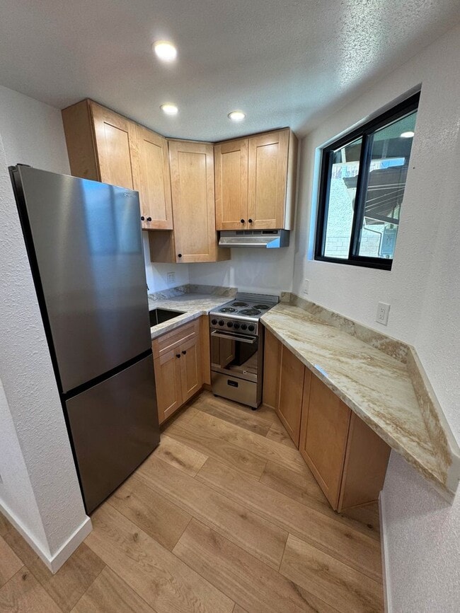 Building Photo - 8220 Edison Dr