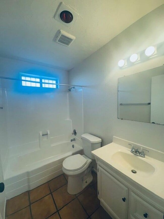 Building Photo - 2 Bedroom Central