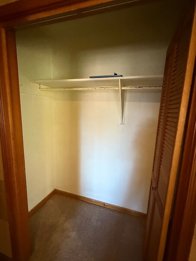 Building Photo - Pinson - Open Floor Plan with Large Living & Family Rooms 2 Bedrooms 2 Bath over 2500 sqft