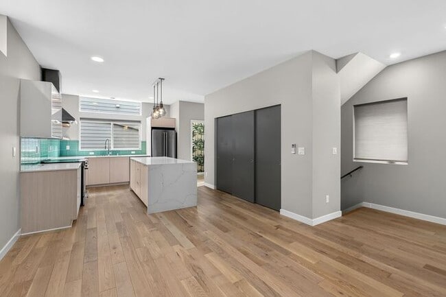 Building Photo - Stunning Standalone Townhome In Coveted Lincoln Park - Air Conditioned!