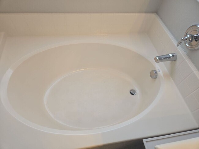 Building Photo - 3-bedroom, 2-bath home located in a cul-de-sac in desirable Anthem Highlands.