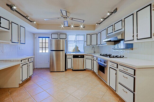 Building Photo - 6203 N 12th Pl