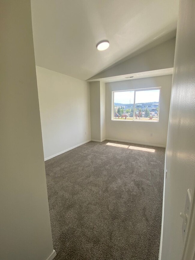 Building Photo - Large 3 bedroom, 2.5 bath duplex-just upda...