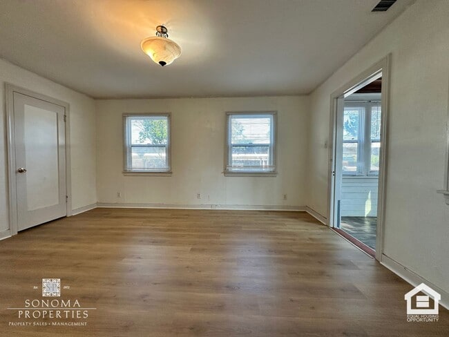 Building Photo - Charming Cottage, Close to Downtown/Plaza!