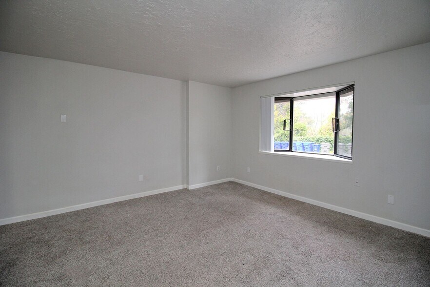 Building Photo - 5704 SW Beaverton Hillsdale Hwy