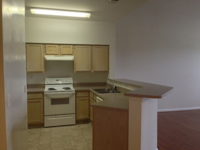 Building Photo - 830 Beverley Dr