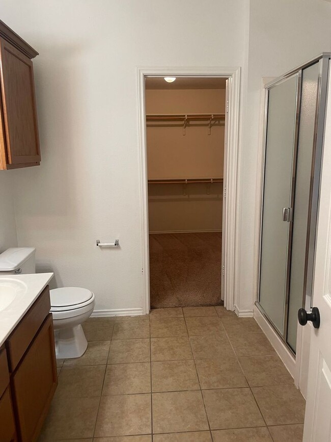 Building Photo - 3-bedroom, 1 1/2 bathroom house! HOUSING A...