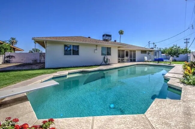 Building Photo - 2704 S Terrace Rd