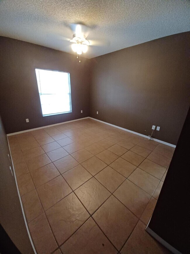 Building Photo - 5016 Lantana Rd