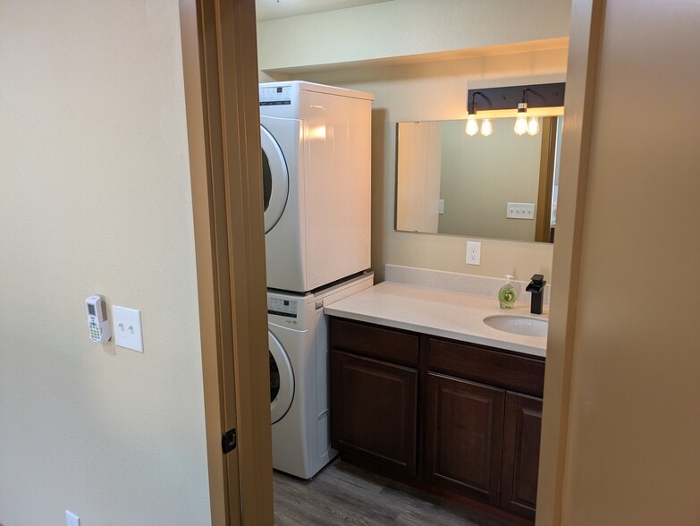 Full size washer dryer - 4309 13th Ave SE