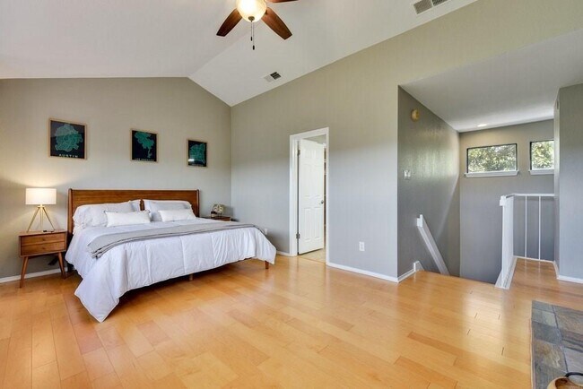 Building Photo - 4711 Spicewood Springs Rd