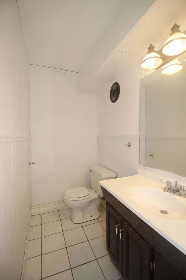 Building Photo - 1215 Mesa Dr