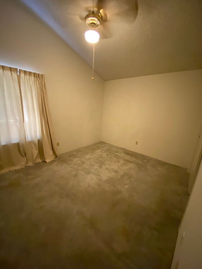 Building Photo - 2 Bedroom Condo in Gated Community!
