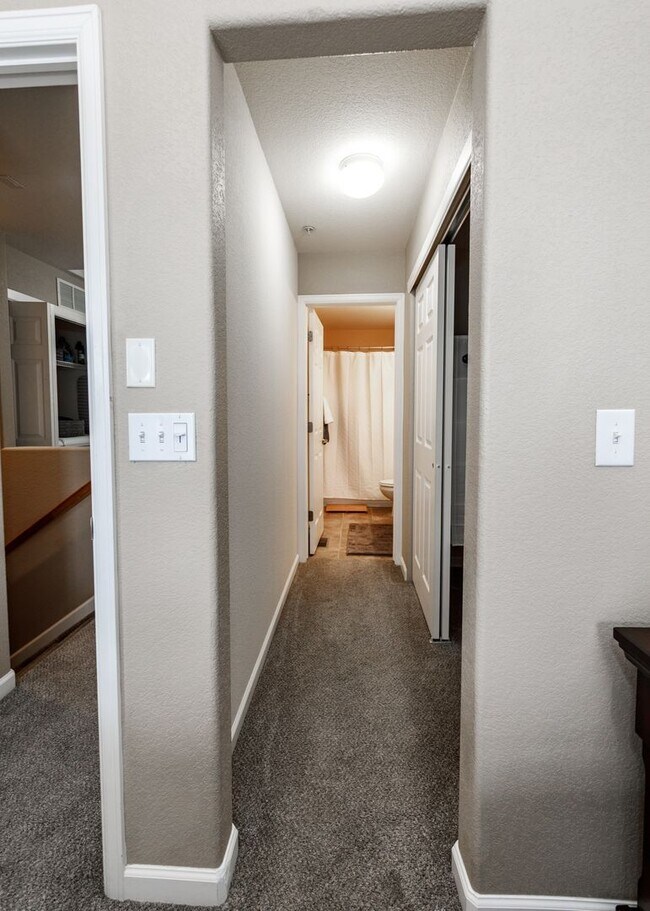 Building Photo - Fully Furnished Downtown 2 Bed, 4 Bath Executive Townhouse