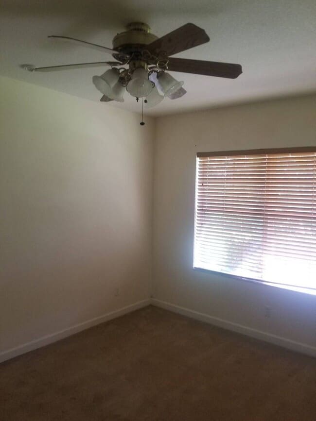 Building Photo - BACK ON THE MARKET!!! Grab this Spacious 4 Bedroom 2.5 Bath Townhouse