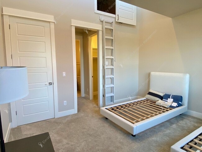 Building Photo - Luxury Single-Level 3BR - 3.5BA Living in Tetherow