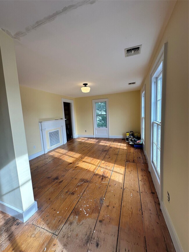 Building Photo - 744 Main St