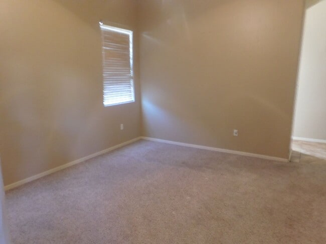 Building Photo - Beautiful 3 bedroom to bath house in the Sonoma Ranch Area.