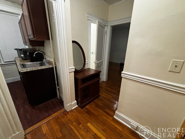 Building Photo - 376 Riverway