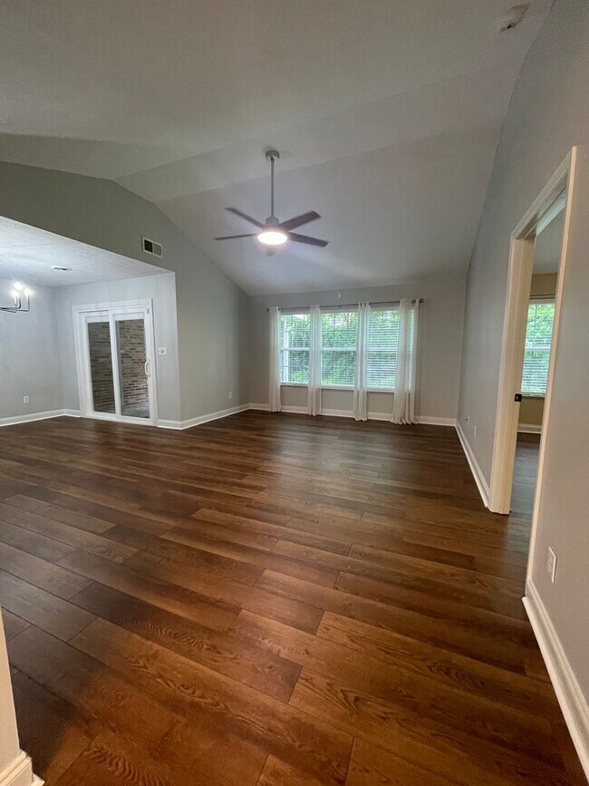Building Photo - 162 River Garden Ct