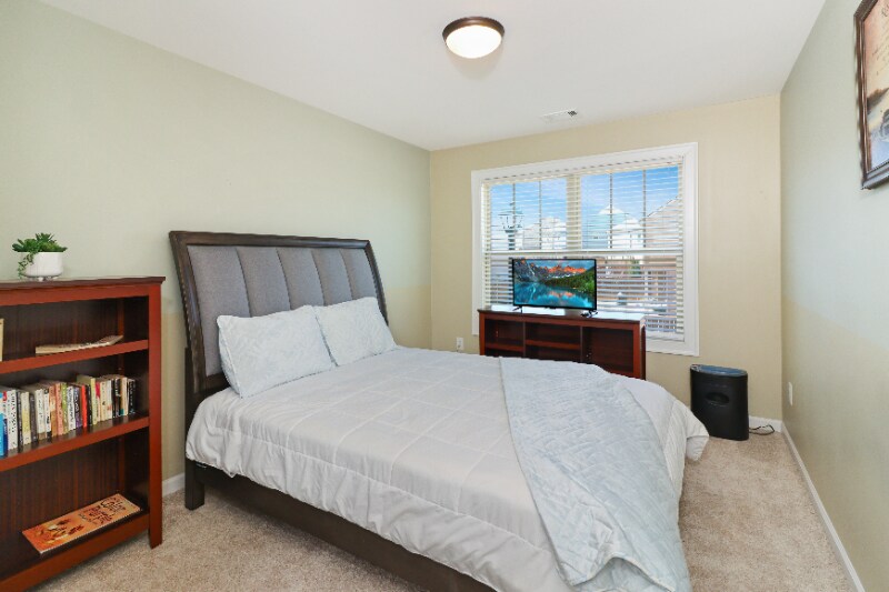 Building Photo - 4010 Lake Manor Way