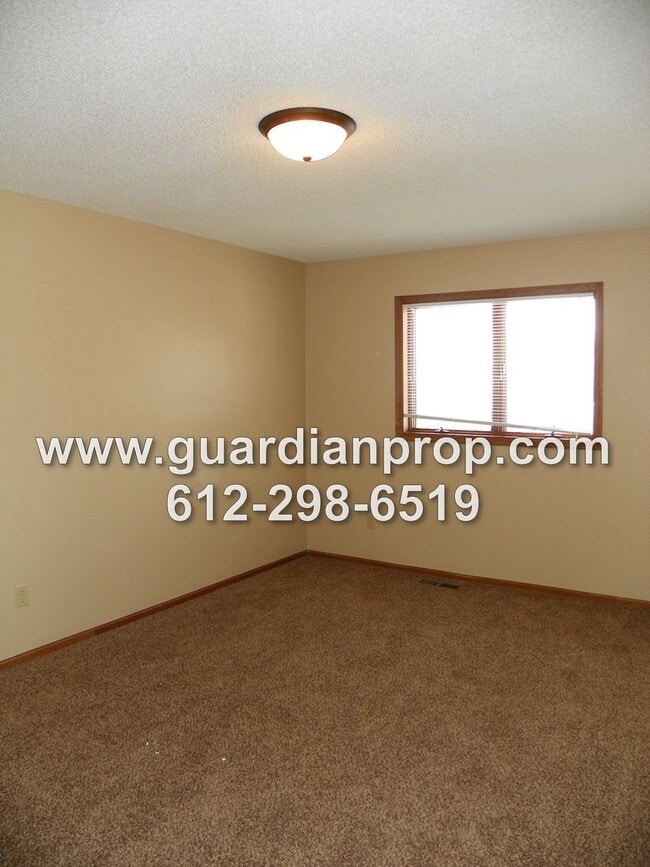 Building Photo - End Unit Townhouse Available June 1st, Vaulted Ceilings, Large Patio, Loft Area