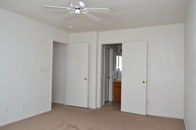 Building Photo - SW - ROOMY 3 BEDROOM 2.5 BATH TOWNHOME - 8...
