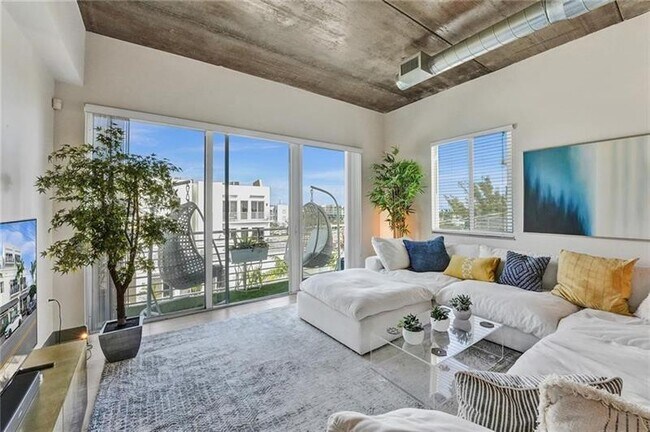 Building Photo - 110 SE 2nd St