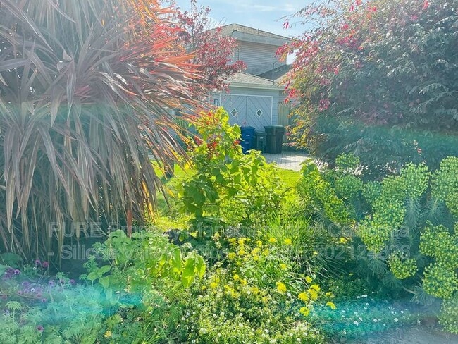 Building Photo - 624 Button St