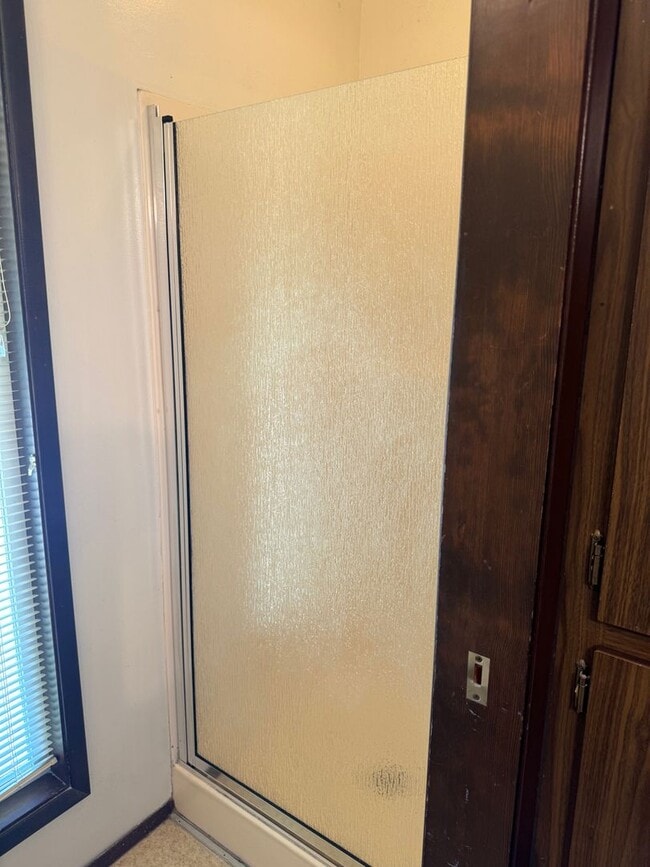 Building Photo - 3 bedroom 2.5 bathroom duplex off Coburg Rd.