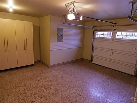 Building Photo - Spacious Northwest Townhome, 3 Bdrms, 2.5 ...