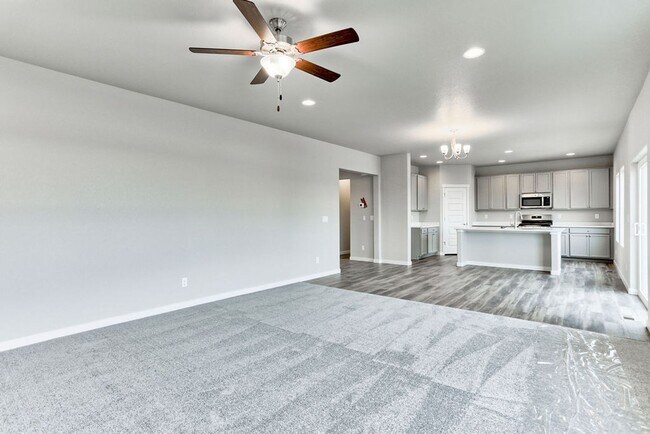 Building Photo - 3 Bedroom 3 Bath home in Raindance