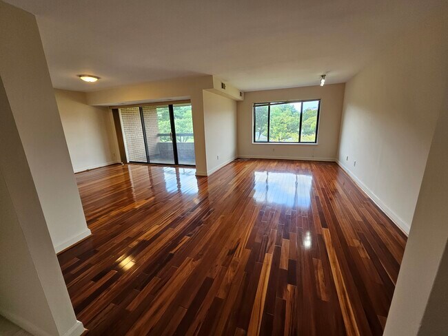 Building Photo - 11305 Commonwealth Dr