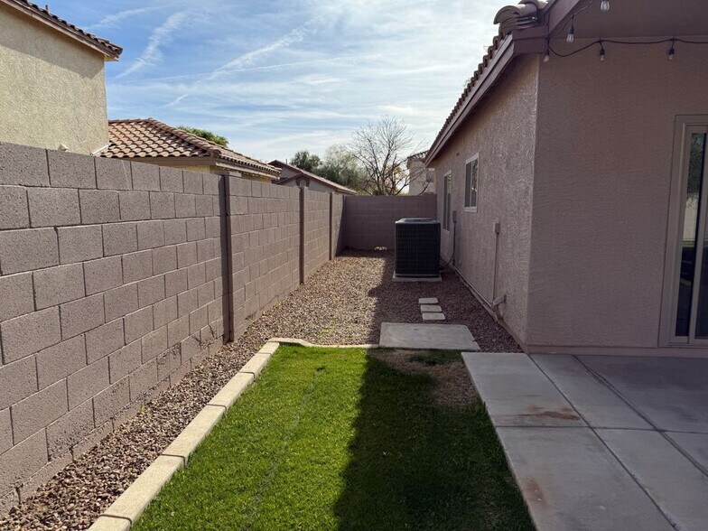 Building Photo - 2140 E Remington Pl