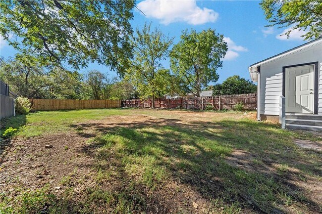 Building Photo - 1908 Ross Ave