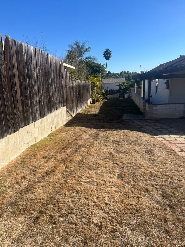 Building Photo - 705 Grapevine Rd