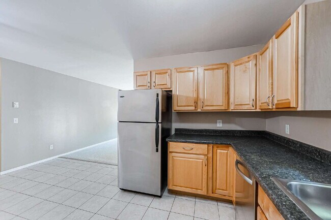 Building Photo - Super cute 2 bedroom, 1 3/4 bathrooms, Ful...
