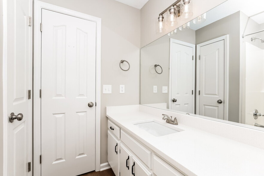 Building Photo - 2826 Castlerea Dr