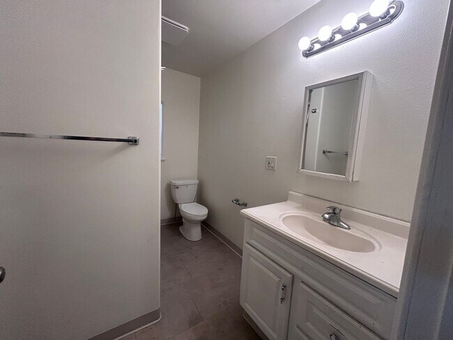 Building Photo - 3bd 1ba