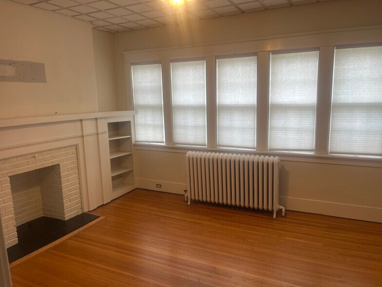 Building Photo - 449 Richmond Ave