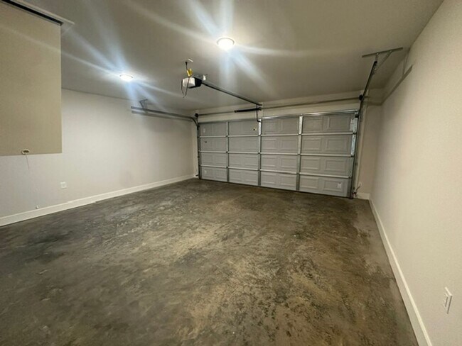 Building Photo - 444 Country Club Dr