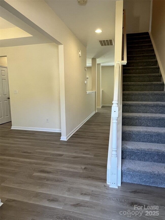 Building Photo - 242 Summit Park Ct