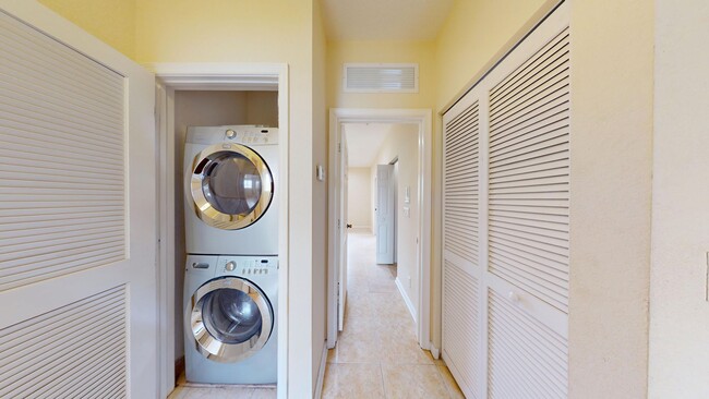 Building Photo - Modern Style Tri-Level Townhome 2BR/ 2.5BA...