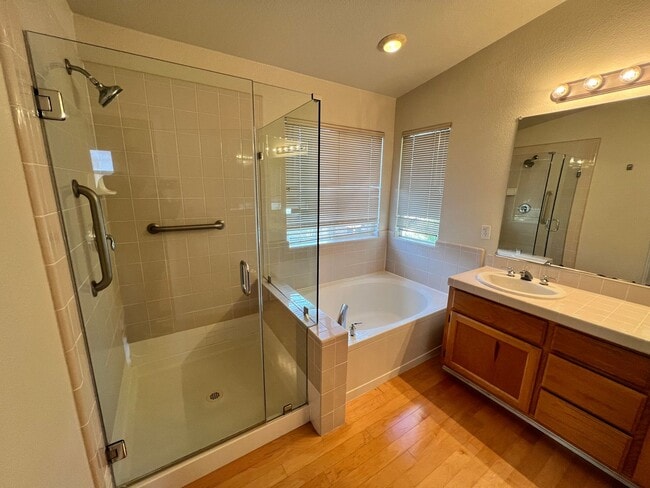 Building Photo - SPACIOUS FOUR BEDROOM HOUSE IN HAMILTON