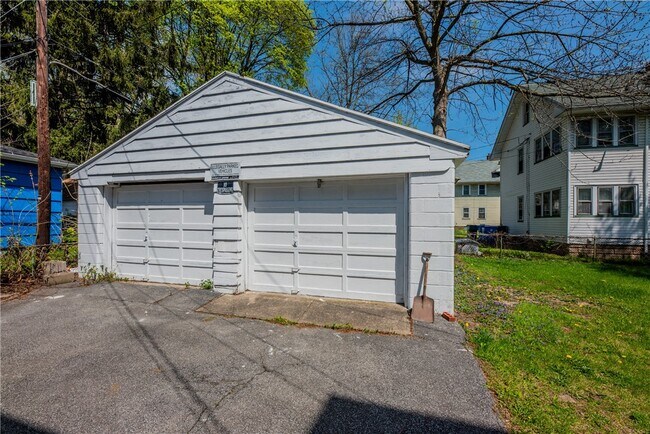 Building Photo - 575 Woodbine Ave