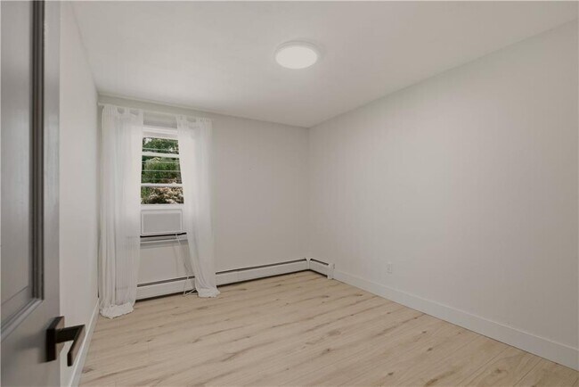 Building Photo - 18 Waterman St